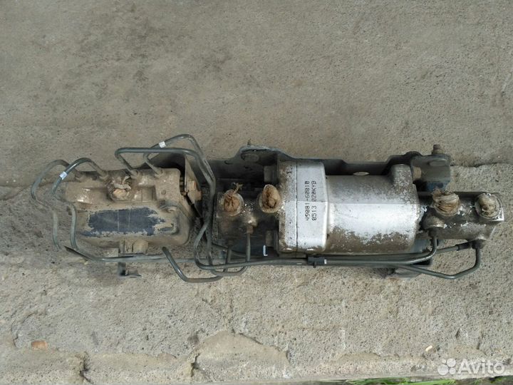 Блок клапанов гидроподвески Lexus LX 570