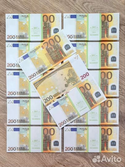 10 пачек купюры номиналом 200 Евро