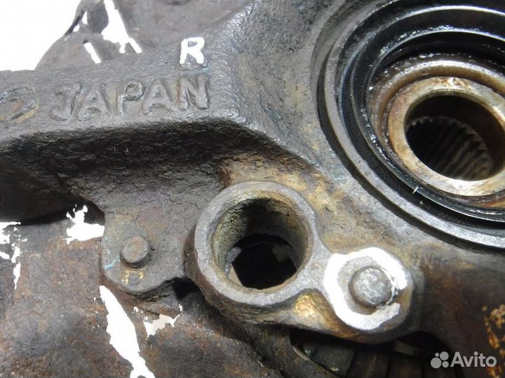 Кулак передний правый Subaru Legacy B11