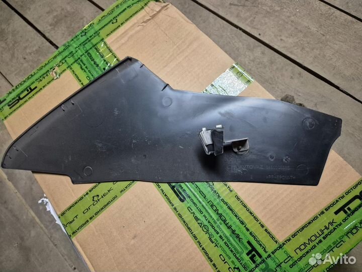 Накладка уентральной консоли левая