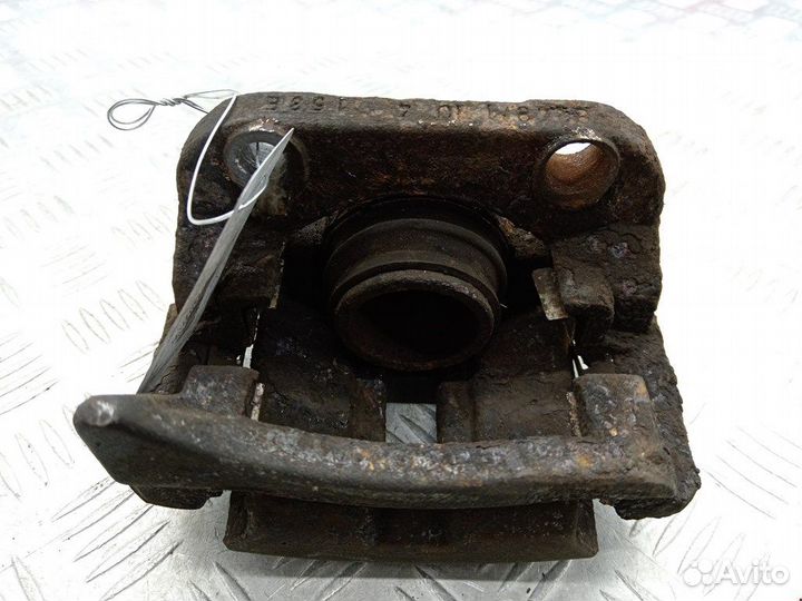 Суппорт передний левый Renault Clio 2