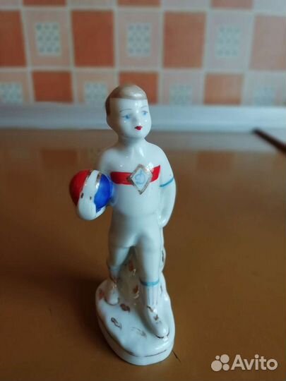 Статуэтка фарфор СССР Динамовец юный футболист Бар