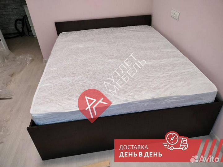 Кровать