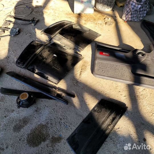 Заднее боковое стекло в кузове на гранд чероки 2