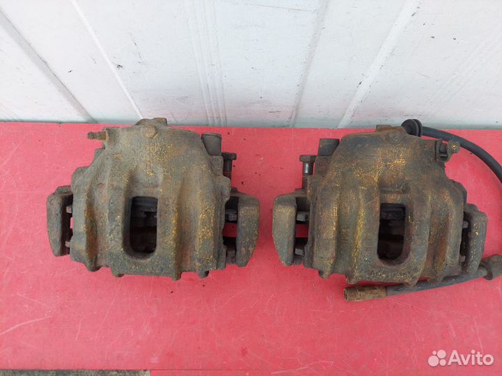 Тормозной суппорт передний BMW 7 E32