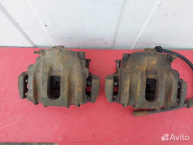 Тормозной суппорт передний BMW 7 E32