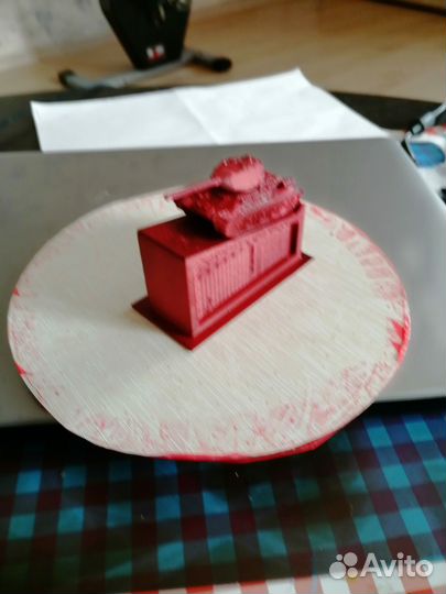 Модель танка Т-34 на постаменте