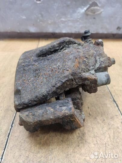 Суппорт передний правый Opel Astra H Z16XE