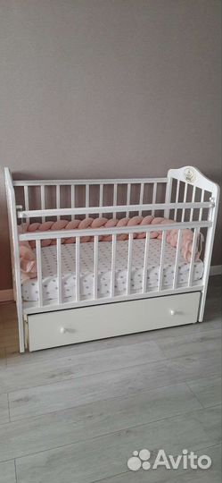 Детская кроватка с маятником и ящиком