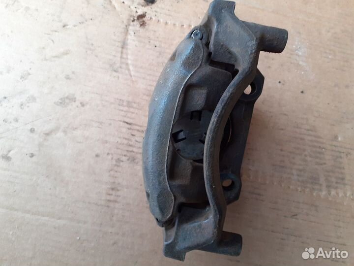 Суппорт тормозной передний правый Ауди 80/90 В4