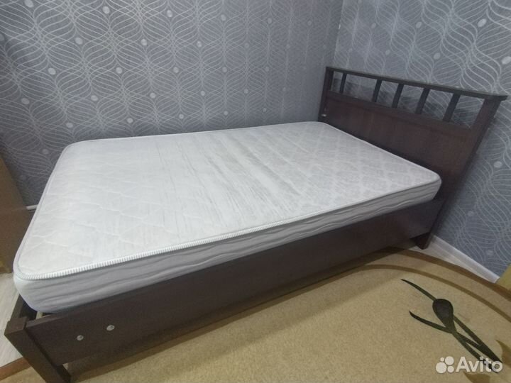 Кровать с матрасом спальное место