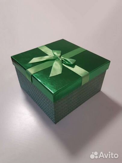 Подарочная картонная коробка (упаковка)