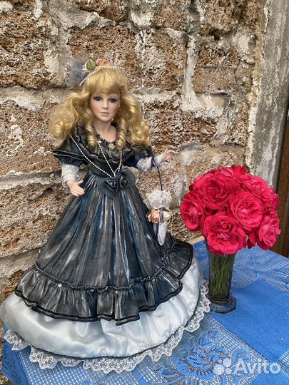 Коллекционная фарфоровая кукла