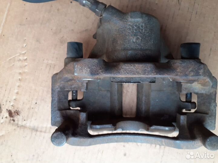 Суппорт тормозной передний правый Ауди 80/90 В4