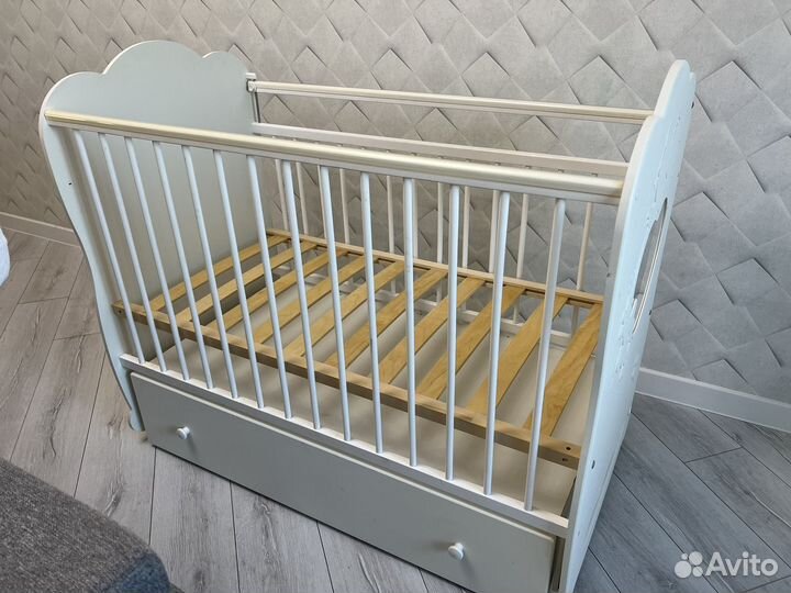 Детская кроватка с маятником и ящиком