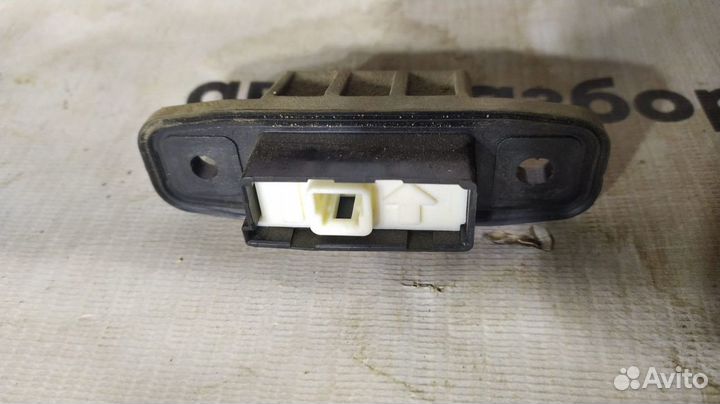 Кнопка багажника Toyota Camry 50