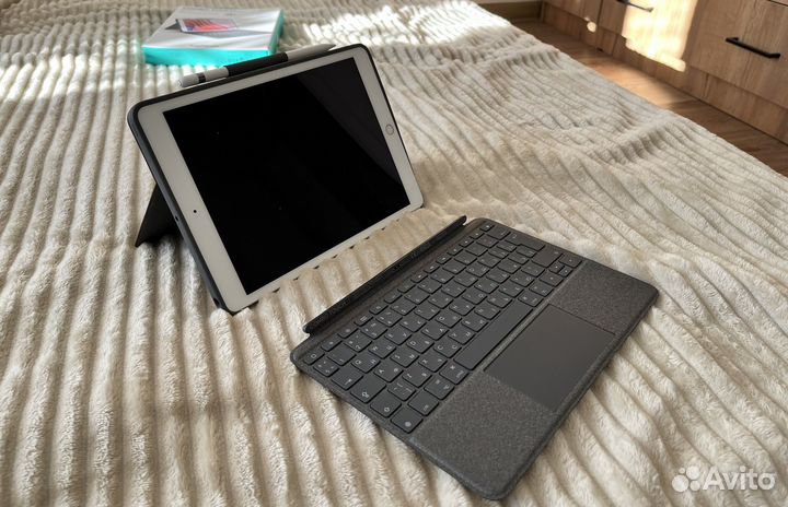 Чехол клавиатура Logitech combo touch iPad 10.2
