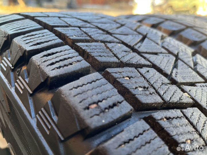 Bridgestone Blizzak DM-V1 215/70 R16 100R