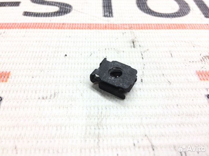 Клипса панели приборов Volkswagen Touareg 7L