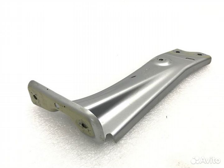 Кронштейн крыла передний правый Skoda Octavia 1.6