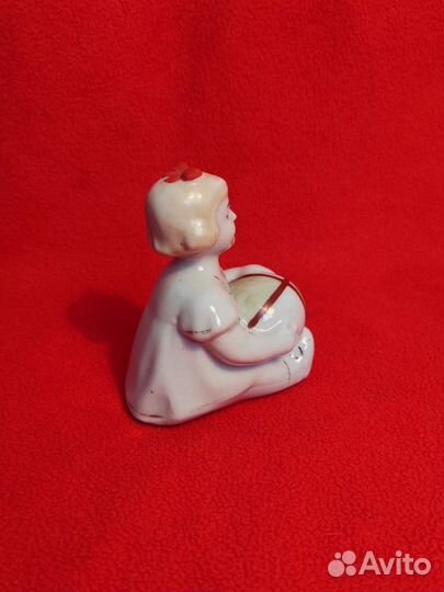 Фарфоровая статуэтка Девочка Таня с мячиком