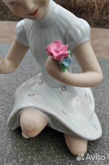Фарфоровая статуэтка девочка с цветком Германия