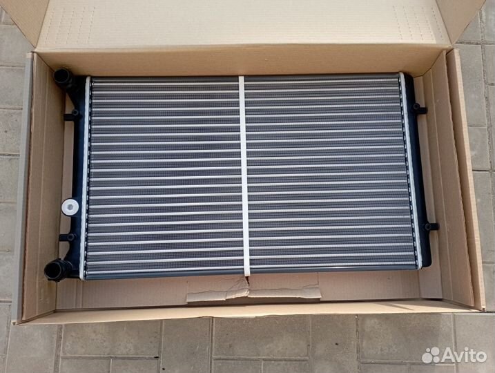 Радиатор охлаждения двигателя Volkswagen Golf 4 1J