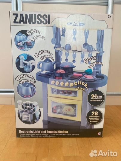Детская игровая кухня Zanussi с посудой