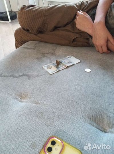 Фото стоящей монетки