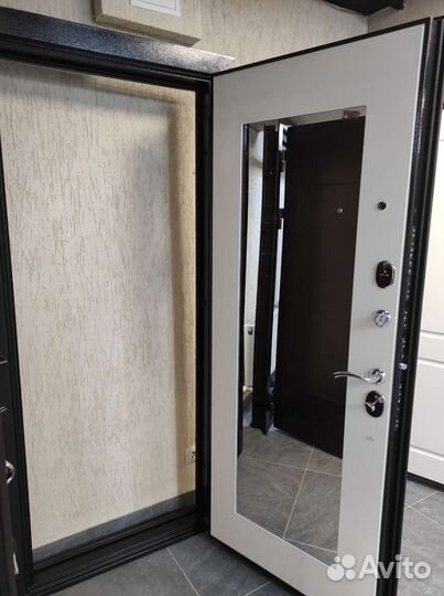 Входная дверь 10см с зеркалом