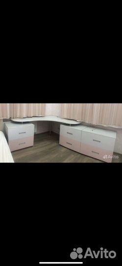 Угловой стол в детскую