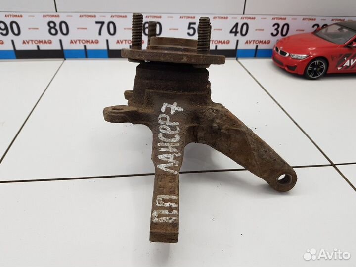 Кулак поворотный передний правый в сборе