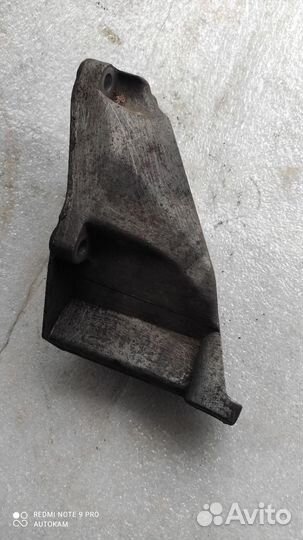 Кронштейн двигателя левый Volkswagen Passat b5