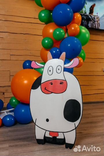 Аренда фотозоны синий трактор и батут