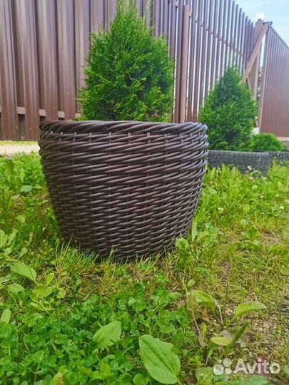 Кашпо из искусственного ротанга