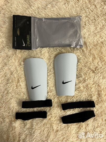 Футбольные щитки Nike