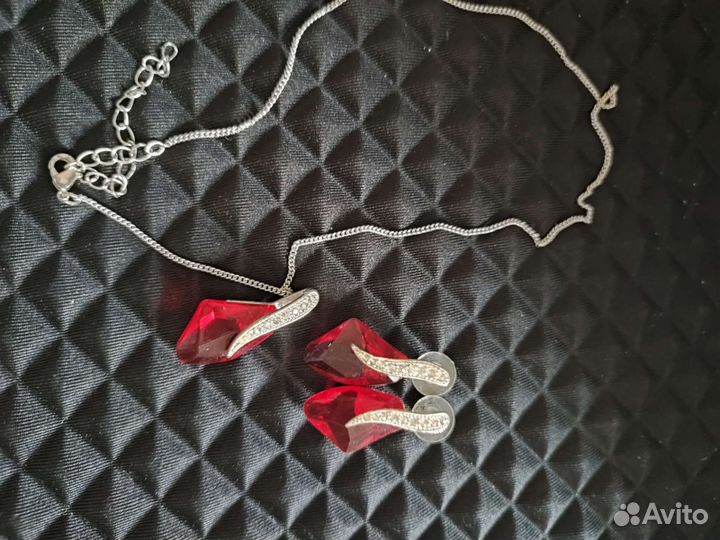 Комлекты бижутерии разные серьги и подвеска