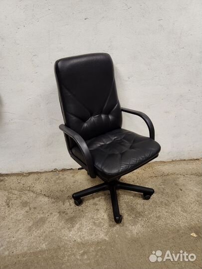 Кожаное кресло руководителя