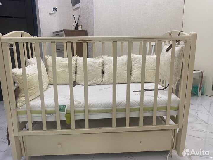 Детская кроватка с маятником фирмы 