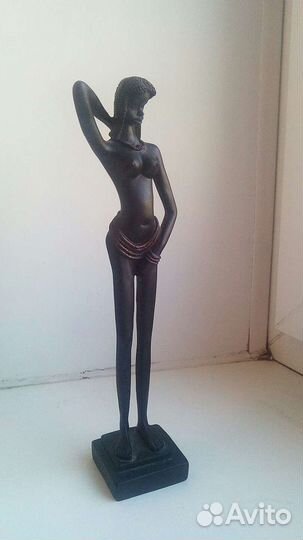 Статуетка негритянки