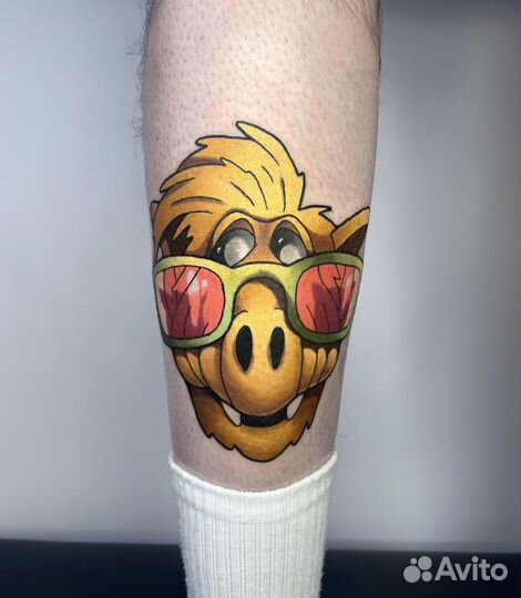 Цветная татуировка в салоне