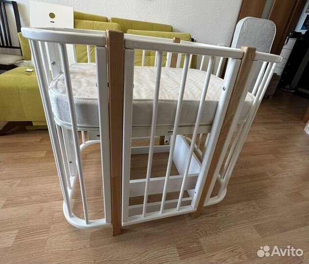 Детская кроватка с маятником
