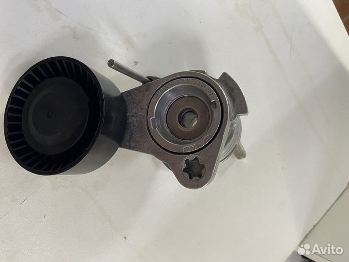 Ролик в сборе с натяжитилем Swag на бмв