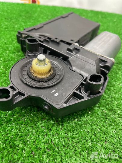 Мотор стеклоподъемника задний правый Audi S-Line