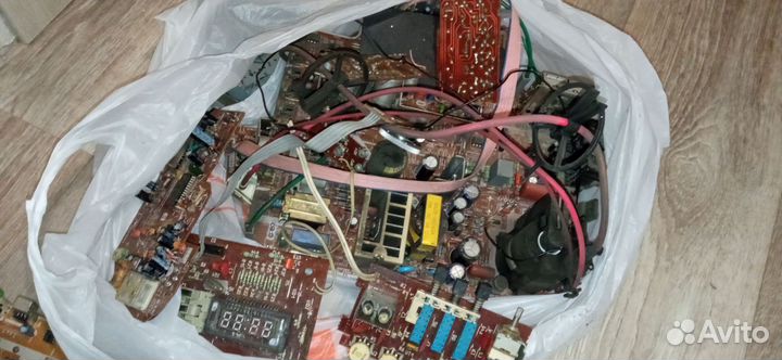 Платы от электроники, тв, часы