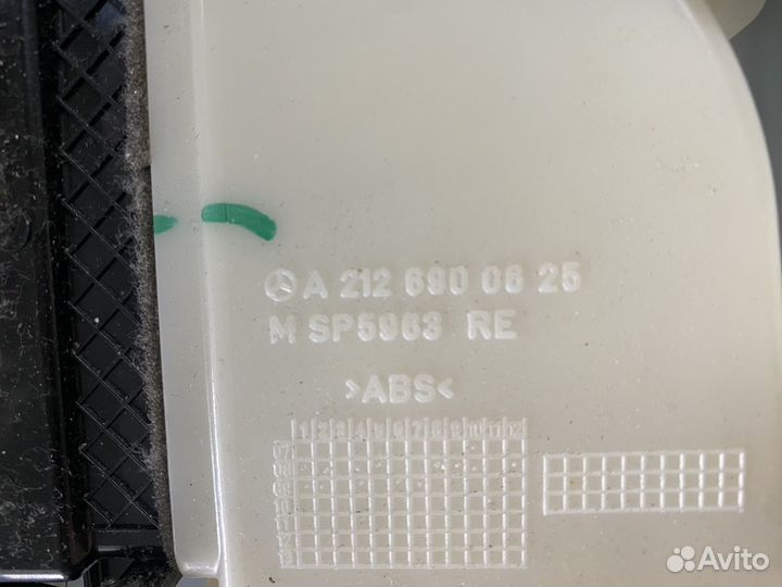 Обшивка правой стойки верхняя Mercedes w212