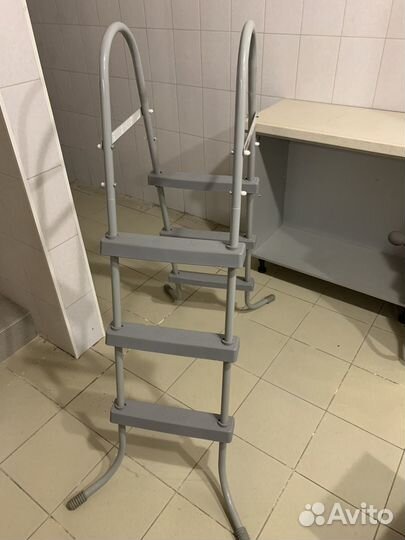 Лесенка в бассейн