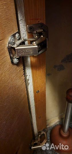 Петли для дверцы под ванной