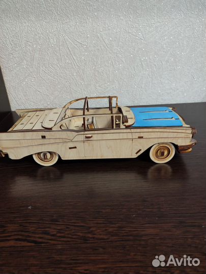 Сборная модель автомобиля из дерева