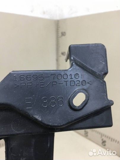 Дефлектор радиатора левый Toyota Land Cruiser